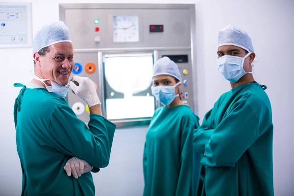 Kirurger diskuterar ett betänkande på kirurgiska bildskärm — Stockfoto