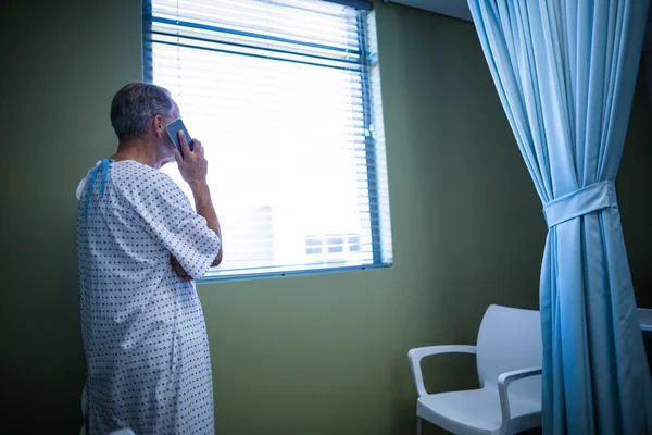 Paciente hablando por teléfono móvil —  Fotos de Stock