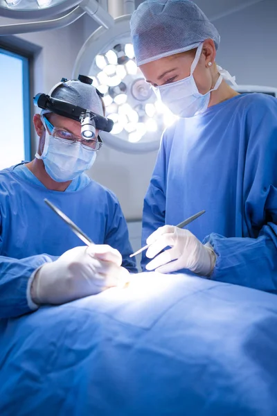 Cirurgiões realizando operação no teatro de operações — Fotografia de Stock