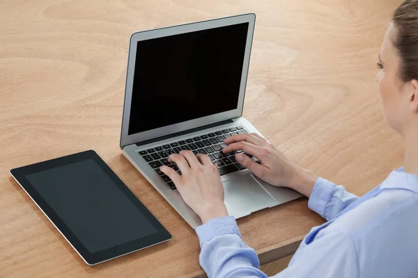Empresaria usando laptop — Foto de Stock