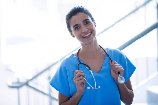 Ženské chirurg hospodářství stetoskop — Stock fotografie