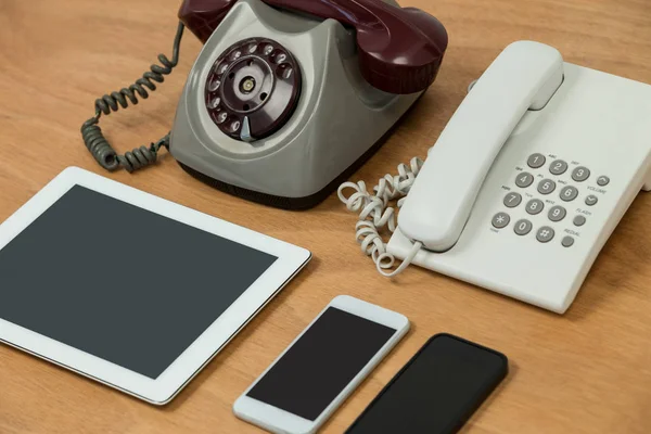 Årgangstelefon, telefon, nettbrett og telefon – stockfoto