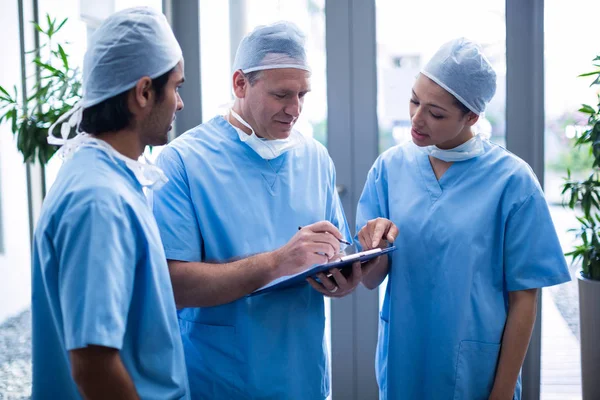 Cirurgiões discutindo sobre relatórios médicos — Fotografia de Stock