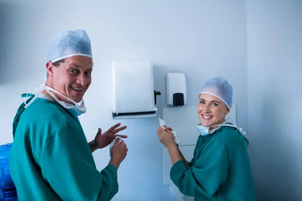 Surgeons cleaning their hands — Stock Photo, Image