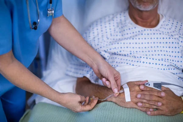 Nurse examining a patient — Stock Photo, Image