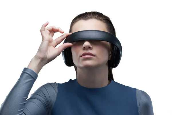 Mujer usando auriculares de realidad virtual — Foto de Stock