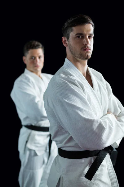 Karate spelers permanent met gekruiste armen — Stockfoto