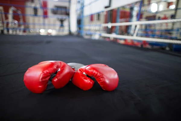 Çift kırmızı eldiven boks ringde — Stok fotoğraf