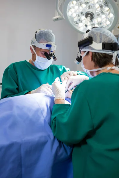 Paciente operado por cirujanos — Foto de Stock