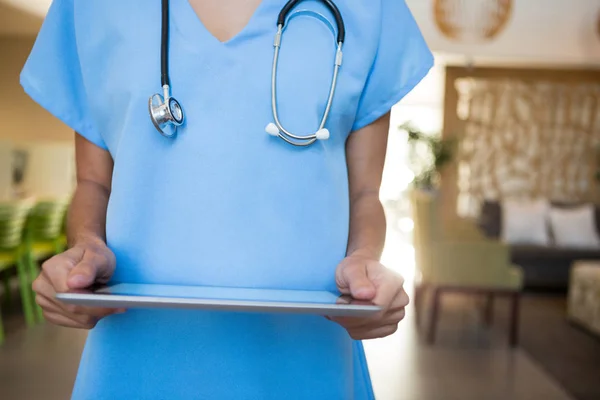 Médicos segurando tablet digital — Fotografia de Stock