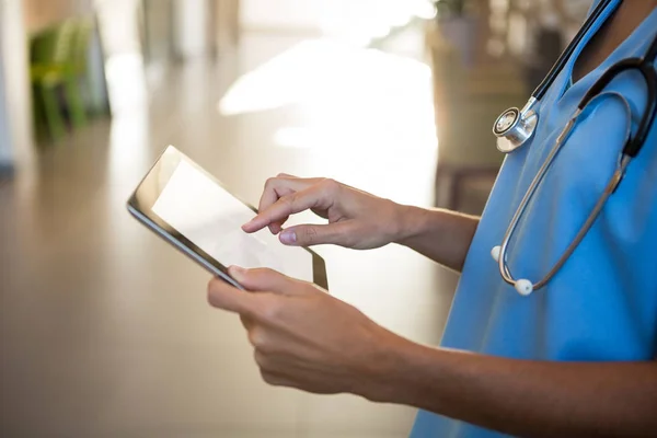 Médico usando tablet digital no hospital — Fotografia de Stock