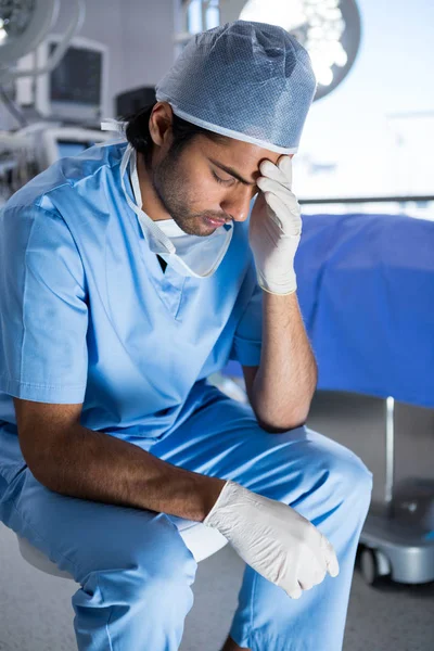 Tensed surgeon with hand on forehead — Stock Photo, Image