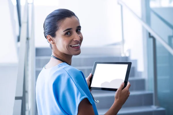 Kadın cerrah holding dijital tablet — Stok fotoğraf