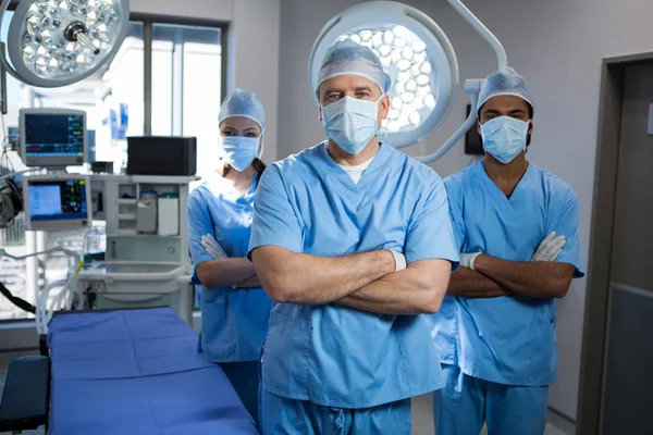 Cirurgiões em pé no teatro de operação — Fotografia de Stock