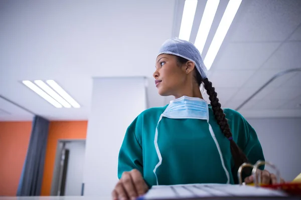 Vrouwelijke chirurg op zoek weg — Stockfoto