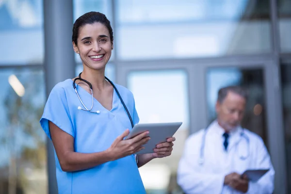 Médico y enfermera usando tableta digital —  Fotos de Stock