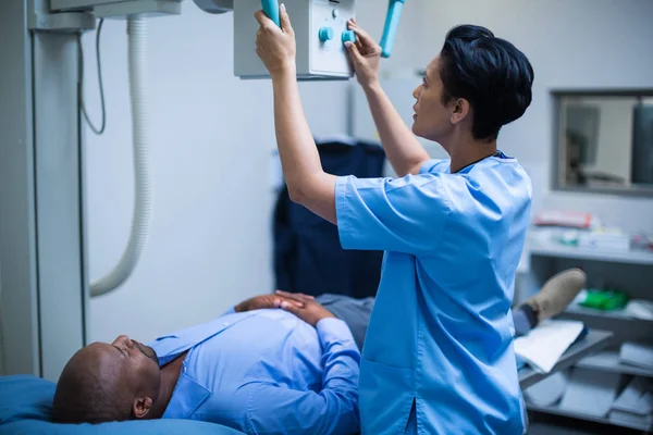 Female doctor sets up the machine to x-ray — Stock Photo, Image