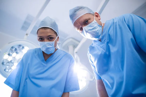Chirurgové v provozu místnosti — Stock fotografie