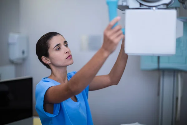 Nurse adjusting x-ray machine — Stock Photo, Image