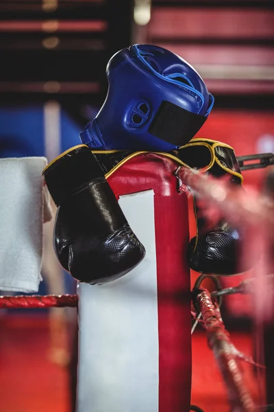 Gants de boxe, coiffures et serviettes gardés — Photo