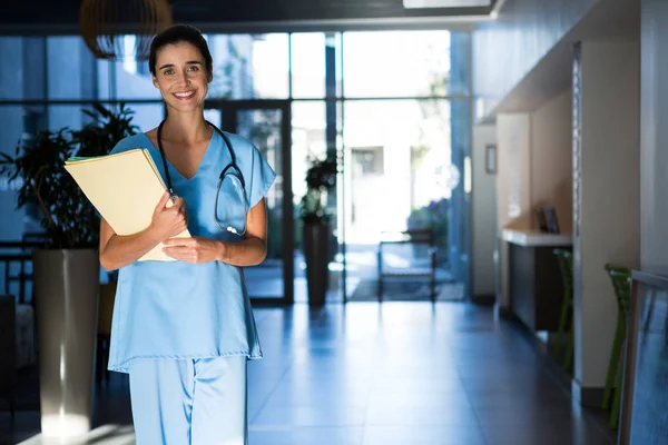 Kobiece chirurg stojąc z plików — Zdjęcie stockowe