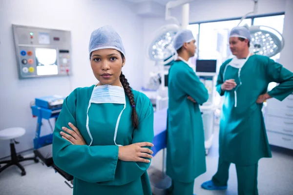 Doctor de pie con los brazos cruzados — Foto de Stock