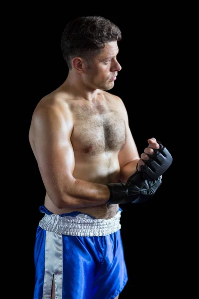 Boxeador con guantes de agarre — Foto de Stock