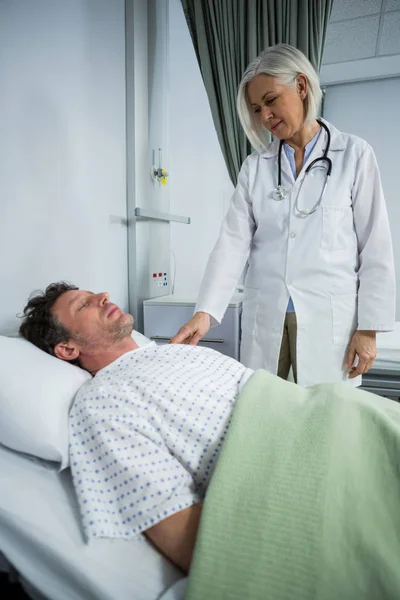 Ärztin untersucht Patientin auf Station — Stockfoto