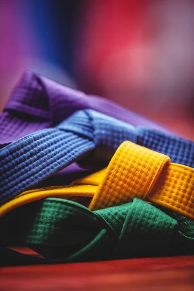 Mavi, sarı ve yeşil karate kemer — Stok fotoğraf