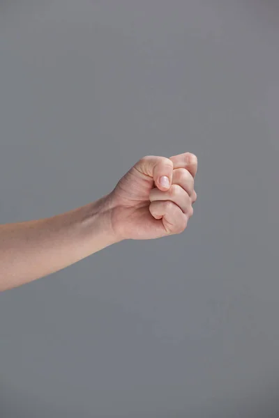 Close-up van gebalde vuist van een vrouw — Stockfoto