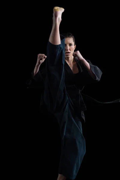 Jugadora de karate femenina realizando postura de karate — Foto de Stock