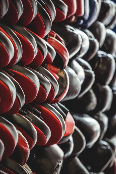 Guantes de enfoque y guantes de boxeo — Foto de Stock