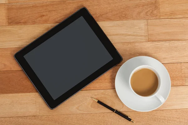 Digitala tablett med penna och kopp te — Stockfoto