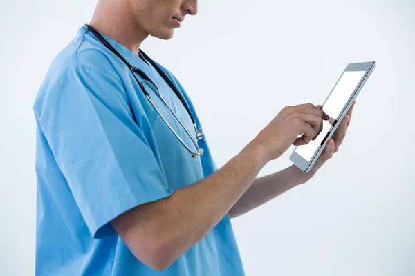 Manliga sjuksköterska använda digitala surfplatta — Stockfoto