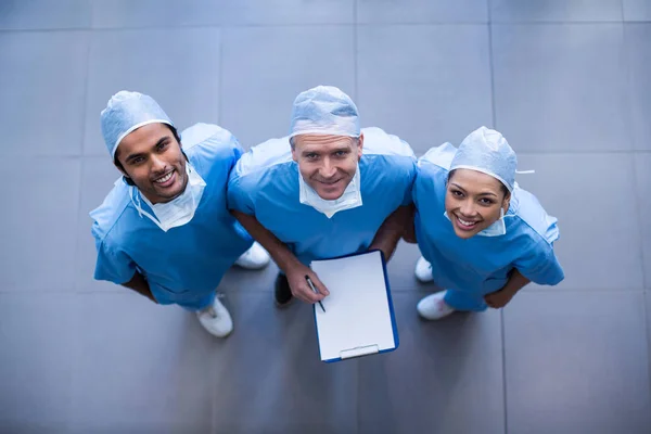 Cirurgiões com laudos médicos — Fotografia de Stock