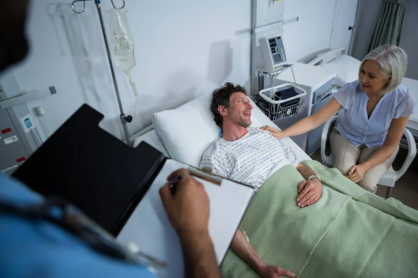 Médico consolando um paciente — Fotografia de Stock