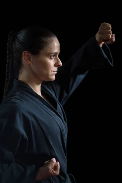Jugadora de karate femenina realizando postura de karate —  Fotos de Stock