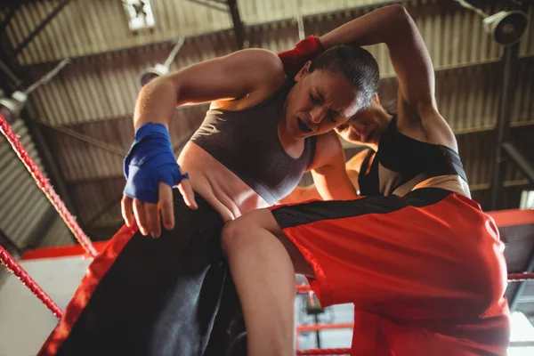 Mulher boxers lutando no ringue de boxe — Fotografia de Stock