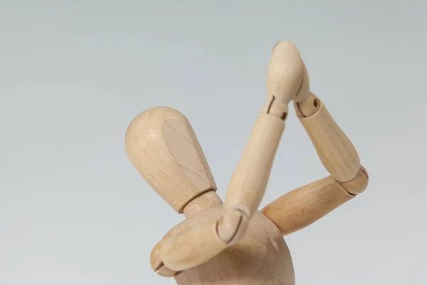 Figurinha de madeira com as mãos unidas — Fotografia de Stock