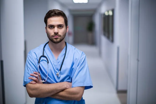 男性の看護師が廊下に立っています。 — ストック写真