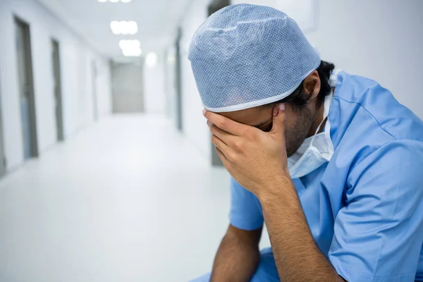 Tensed surgeon with hand on forehead — Stock Photo, Image