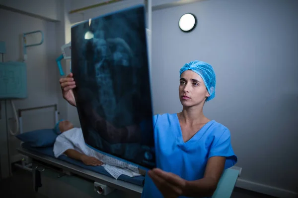 Nővér egy röntgen vizsgálata — Stock Fotó