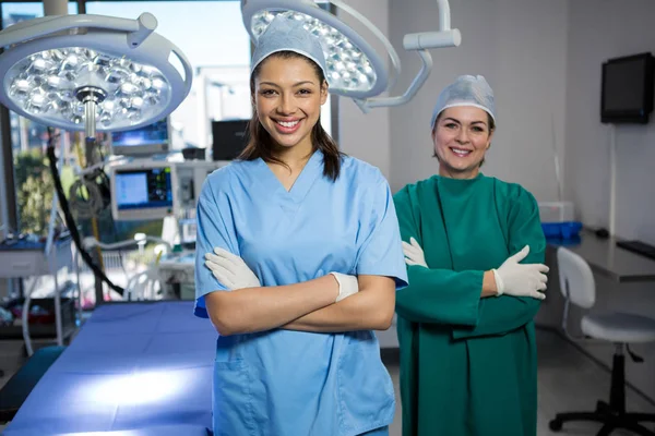Cirurgiões femininos em pé no teatro de operação — Fotografia de Stock