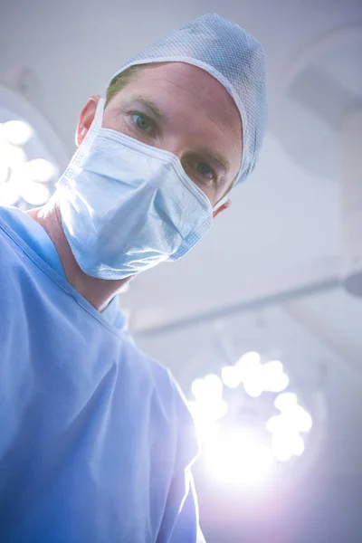 Αρσενικό χειρουργός φορούν χειρουργική μάσκα — Φωτογραφία Αρχείου