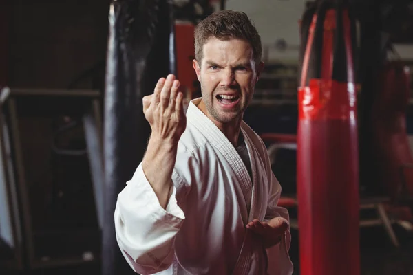 Jugador de karate realizando postura de karate — Foto de Stock