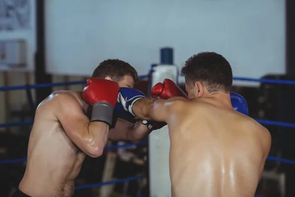 Boxers lutando no ringue de boxe — Fotografia de Stock