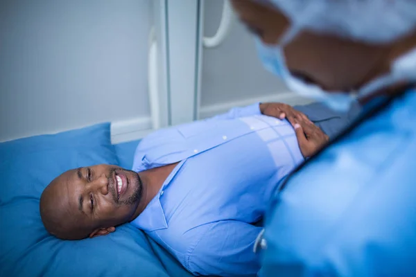 Ο γιατρός παρηγορεί έναν ασθενή στο κρεβάτι — Φωτογραφία Αρχείου