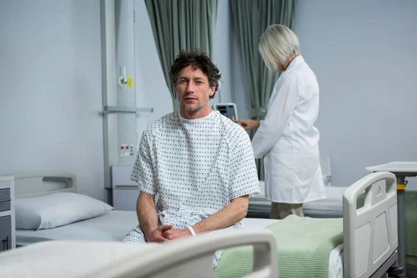 Paciente sentado na cama na enfermaria — Fotografia de Stock