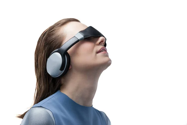 Mujer usando auriculares de realidad virtual — Foto de Stock