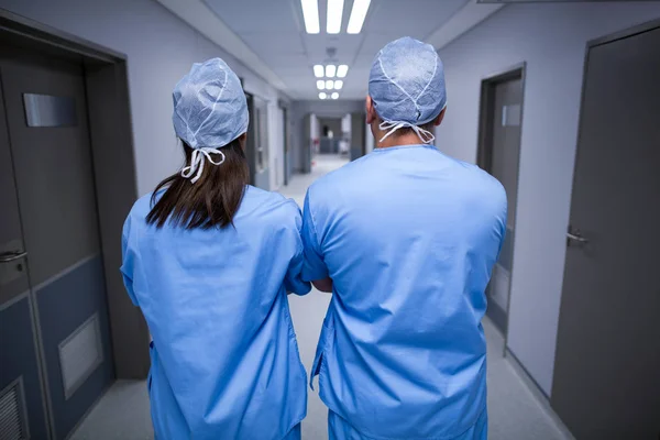 Cirujanos de pie en el pasillo del hospital —  Fotos de Stock